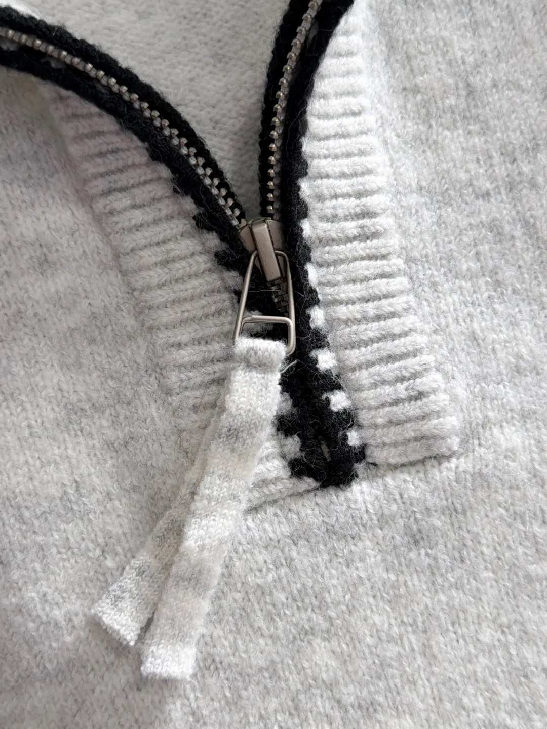 Next day shipping P195 Balenciaga high quality 2026 autumn and winter official website latest sweater, on sale at the same time at the counter Hot Sale! Specially made of wool blended fabric. It feels comfortable and can be directly in contact with the skin. The logo badge is exquisitely embroidered, which is extremely eye-catching! The details highlight the fashionable charm of big brands. Exquisite workmanship. Three-dimensional cutting style. The wearing effect is invincible and handsome! All three standards are complete! Sizes:M-3XL